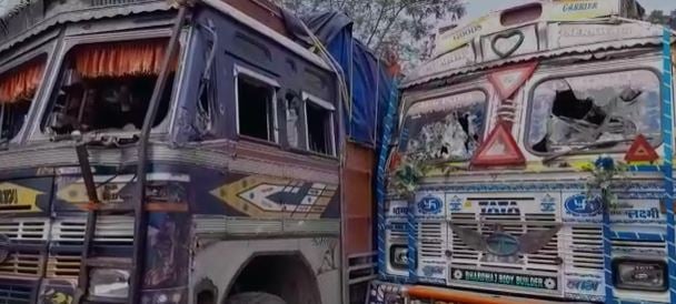 ट्रक ने स्कूटी सवार पति पत्नी और बच्चे को कुचला, एक की मौत दो घायल