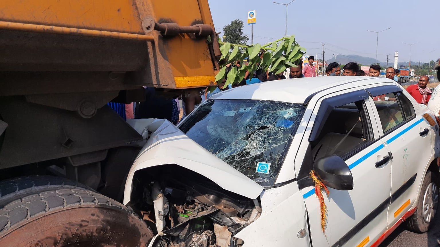 बरवड्डा में खड़े हाईवा से टकराई कार, एक की मौत