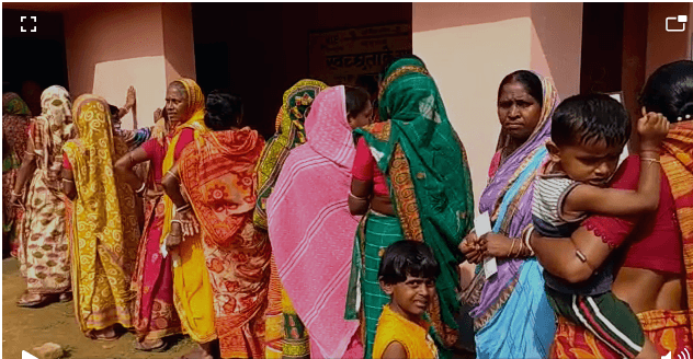 गांव की सरकार :  बच्चों  को बासी रोटी खिला कर वोट देने पहुंची मां,  मताधिकार के बाद बढ़ियां खाना का वादा