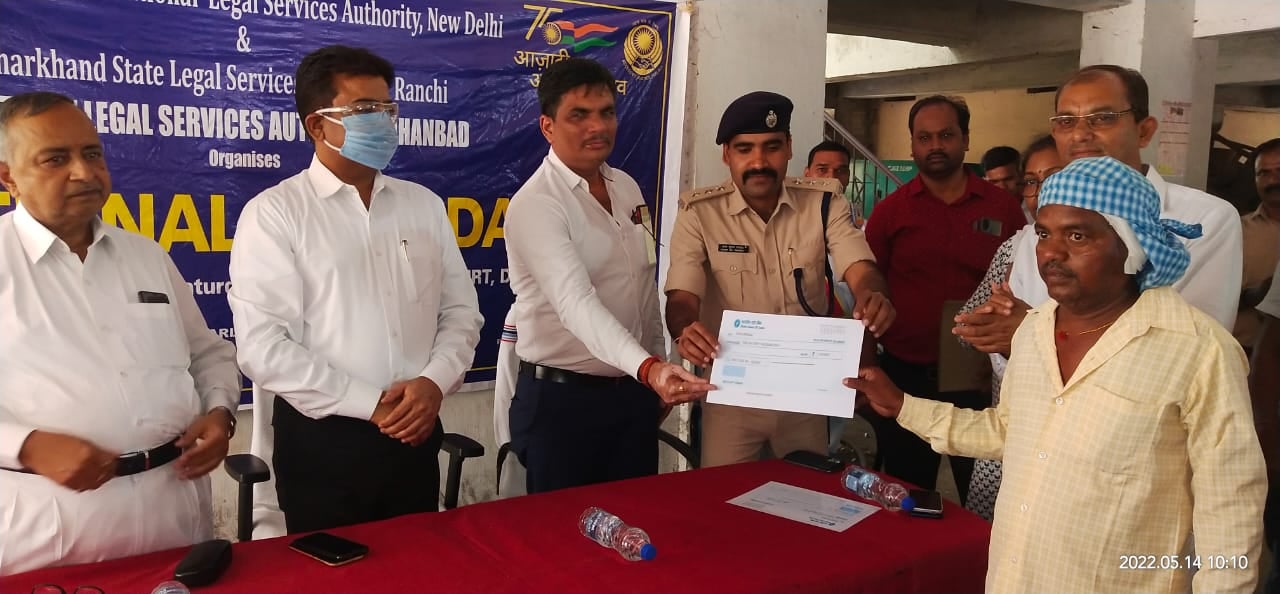 धनबाद में लगी नेशनल लोक अदालत :   न किसी की हुई हार, न कोई जीता, निबट गए हज़ारो मामले