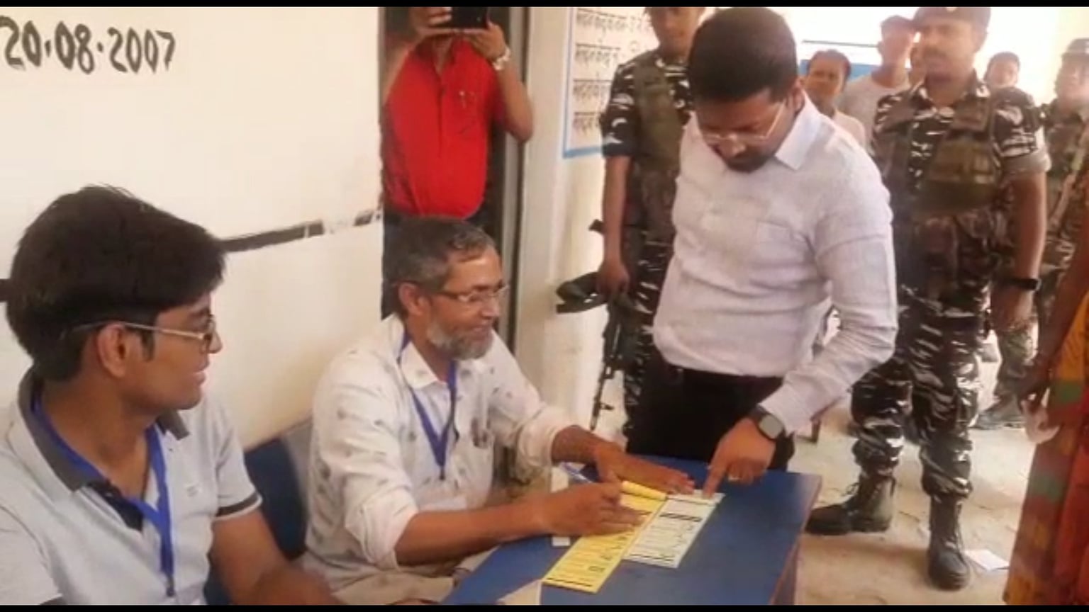 गांव की सरकार :  एक भी वोट बोगस न पड़े, इसलिए मतदान केंदों पर प्रशासन की पैनी