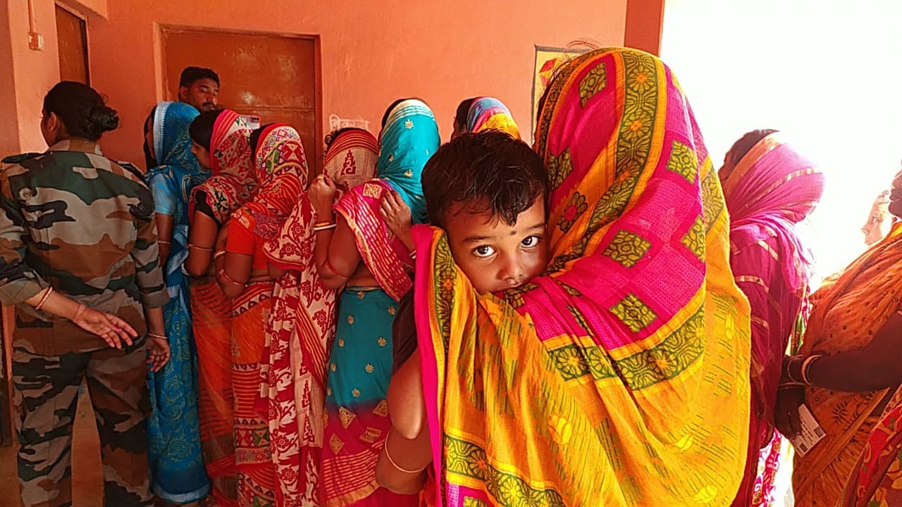 गांव की सरकार : दुमका की इन तस्वीरों में देखिए लोकतंत्र के महापर्व पर बच्चों की रौनक और महिलाओं का उत्साह