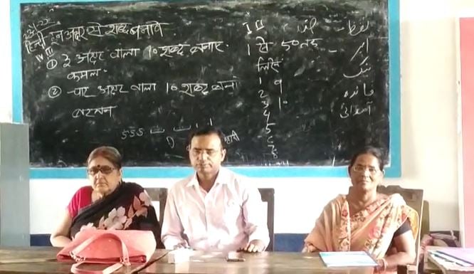 यूं कैसे काबिल बनेंगे नौनिहाल ! एक ही रूम में हो रही पांच कक्षाओं की पढ़ाई