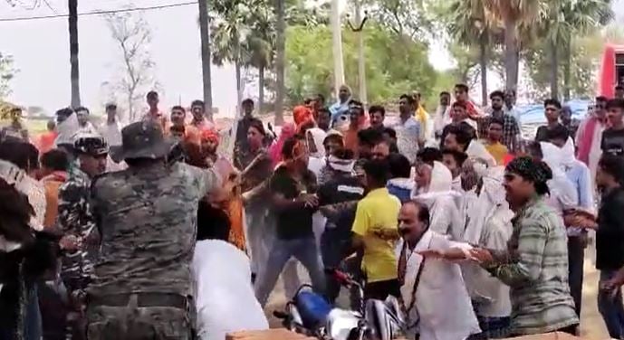 गांव की सरकार : मतदान के दौरान दो गुटों में जमकर चली लाठियां, कई घायल