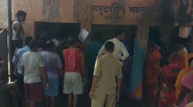 गांव की सरकार :  जब दिव्यांग दादी के साथ पोते को बूथ में जाने से रोका तो पोते ने किया यह