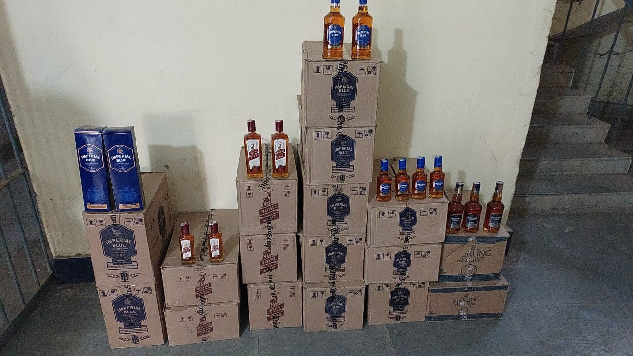 पुलिस ने किराना दुकान में की छापेमारी, 17 कार्टून शराब जब्त