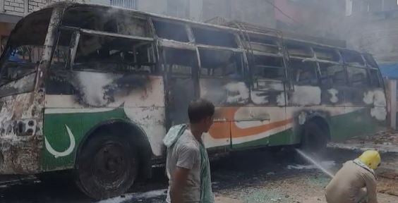 देखते ही देखते बस स्टैंड पर लगी दो बसों में लगी आग, यह हुआ हाल