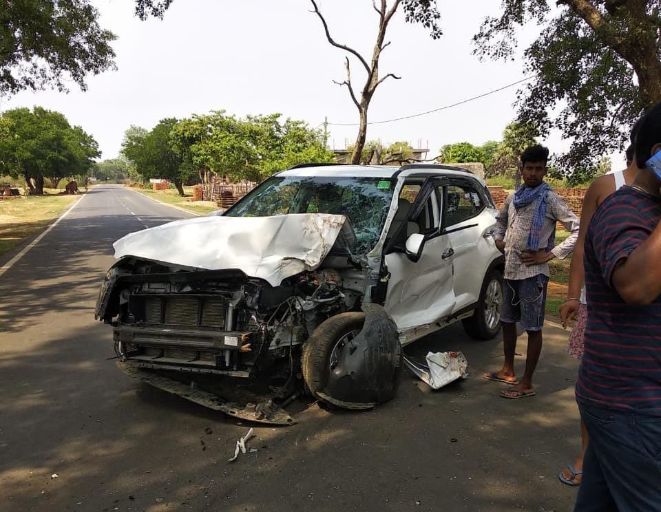 झपकी लगने के कारण पेड़ से जा टकरायी कार, जामा के अंचलाधिकारी घायल