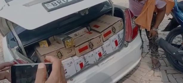 अवैध शराब लदे इंडिगो कार को फायनेंस कंपनी के कर्मियों ने रोका, तो ग्रामीण ने लूट लिया शराब