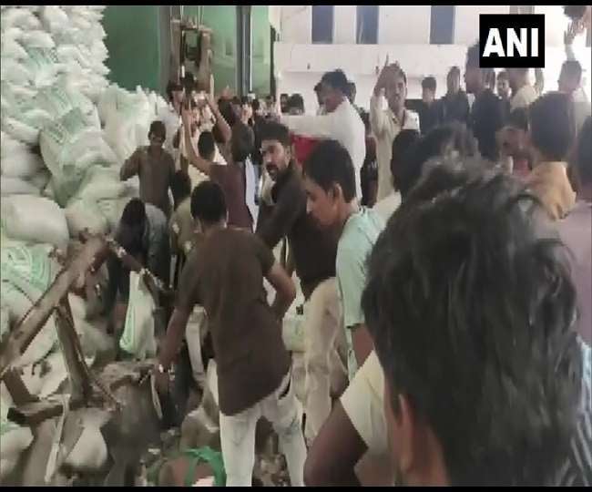 BIG BREAKING : गुजरात के मोरबी में फैक्ट्री की दीवार ढहने से 12 की मौत, कई मलबे में फंसे