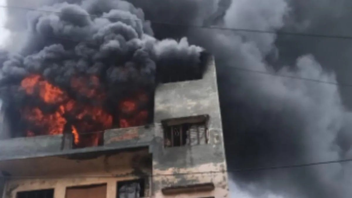 फिर आग की लपटों में घिरा दिल्ली, थिनर फैक्ट्री में लगी भीषण आग, 17 दमकल वाहनें आग बुझाने में जुटी