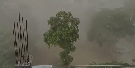 तेज हवा और बारिश से बदला मौसम का मिज़ाज़, प्रचंड गर्मी से राजधानी वासियों को मिली राहत