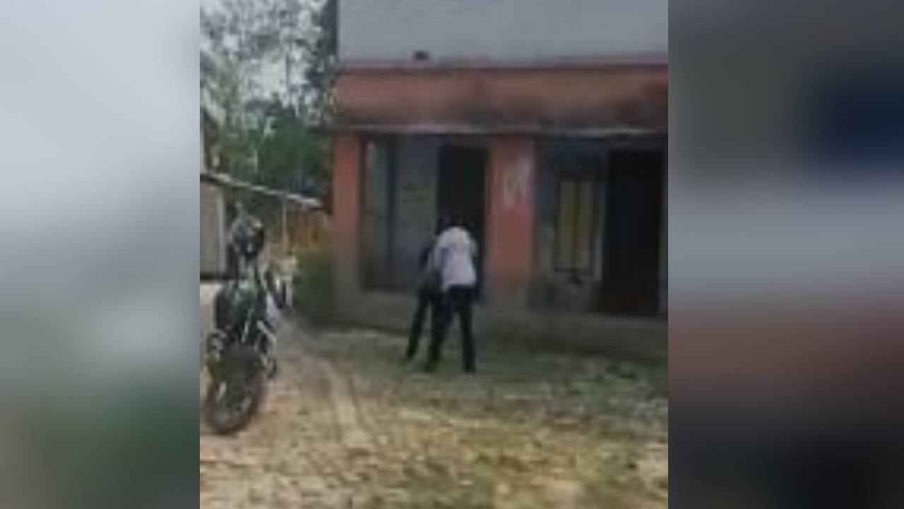 शिक्षा मंदिर हुआ शर्मसार, छात्रों के सामने ही भिड़ गए दो शिक्षक, एक-दूसरे को दी गालियां