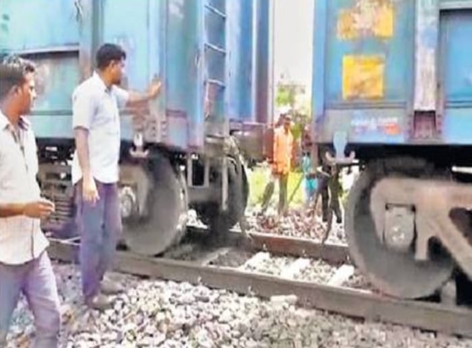 मालगाड़ी कपलिंग जोड़ने के दौरान  रेलवे गार्ड घायल , गंभीर हालत में टीएमएच रेफर