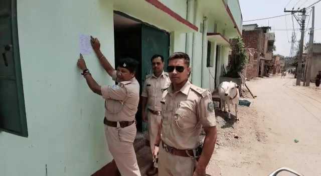 पूर्व सीएम मधु कोड़ा के भतीजी अपहरण कांड के आरोपी के कुर्की जब्ती का चिपकाया इश्तहार