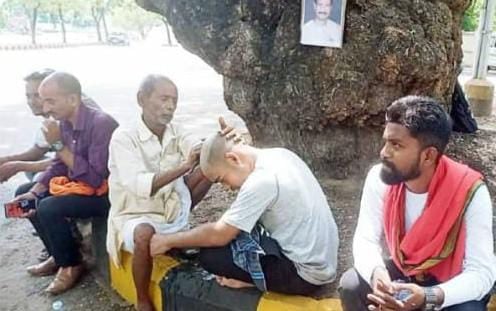 कोल्हान विवि के छात्रों का अनोखा विरोध,  कुलपति का पुतला दहन के बाद कराया मुंडन, श्राद्ध कर्म और ब्रह्म भोज