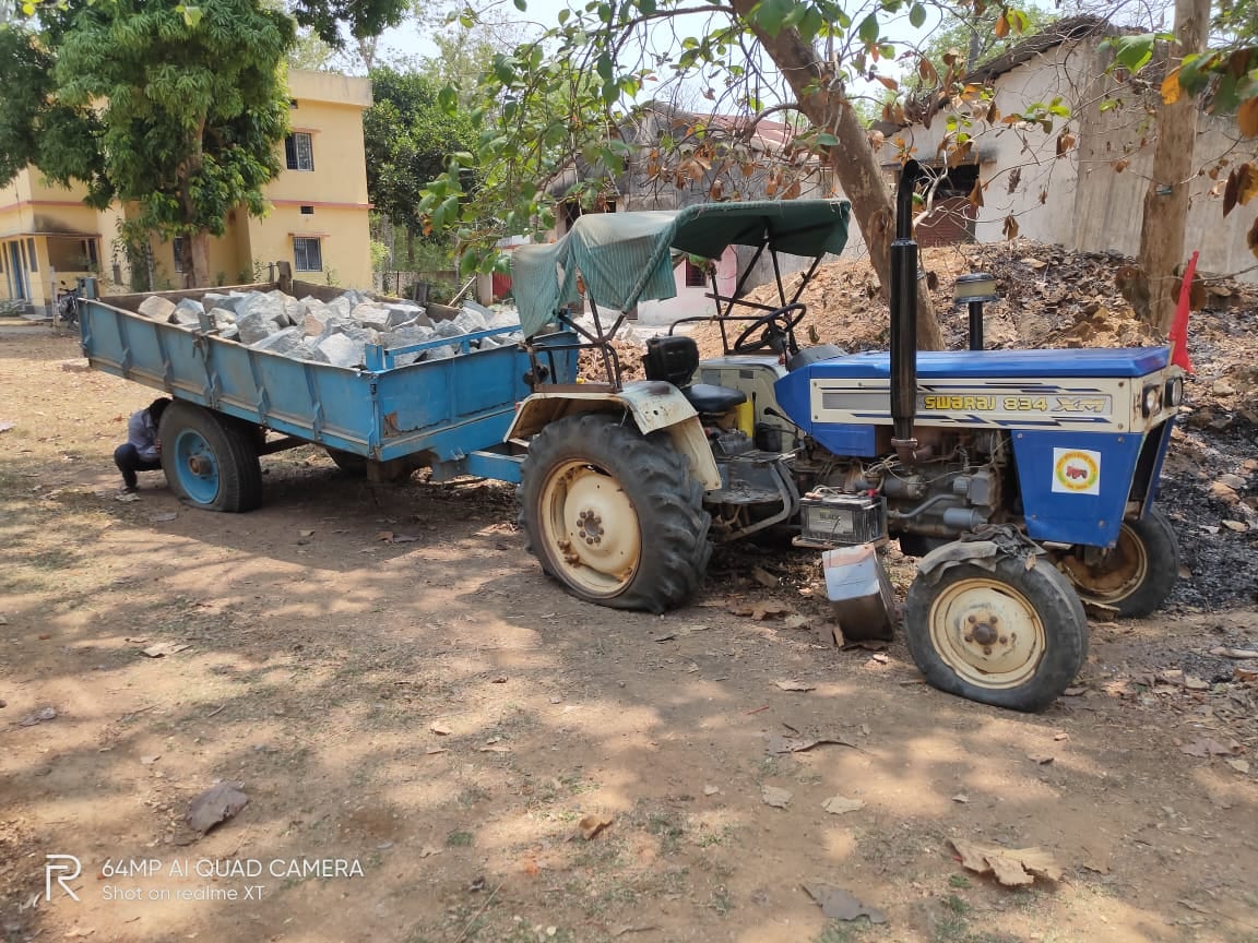 अवैध लकड़ी की तस्करी करते ग्रामीणों ने पकड़ा, चालक सहित ट्रैक्टर वन विभाग को सौंपा