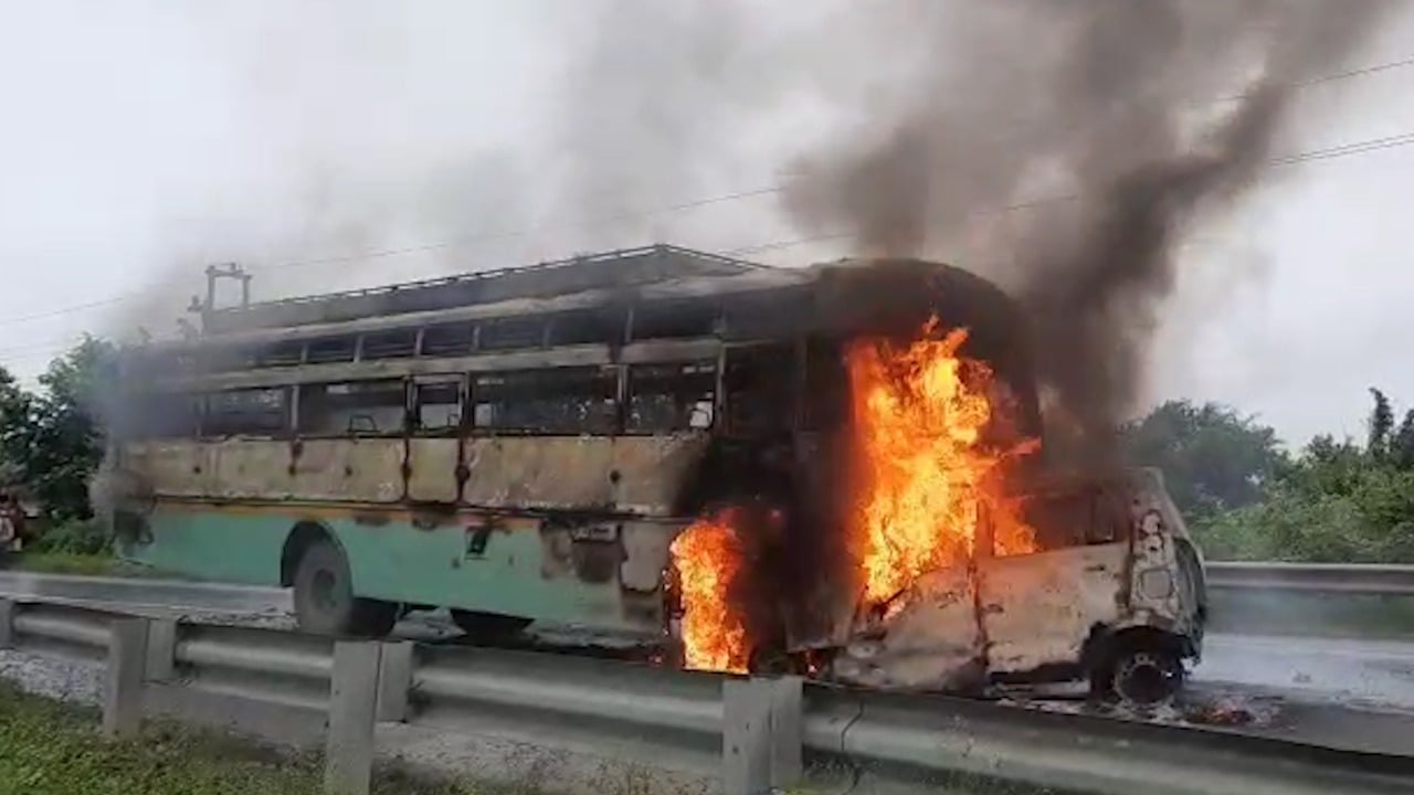 बस और कार में भीषण टक्कर, दोनों वाहन में लगी आग, 5 लोगों के जिंदा जलने की आशंका