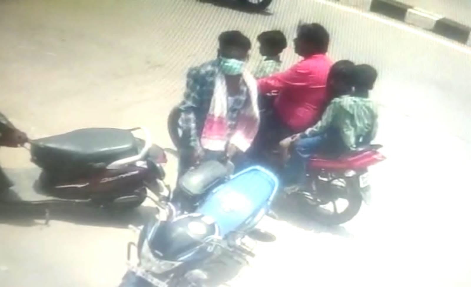बाइक की डिक्की से पांच लाख की लूट, सीसीटीवी में घटना कैद