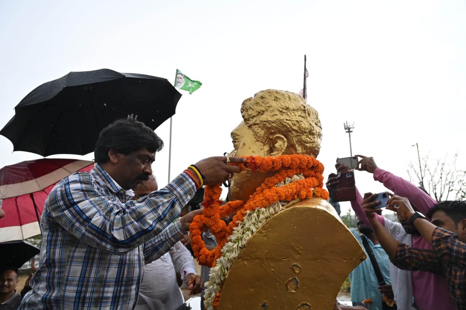 पुण्यतिथि पर बड़े भाई दुर्गा सोरेन को सीएम हेमंत सोरेन ने दी श्रद्धांजलि