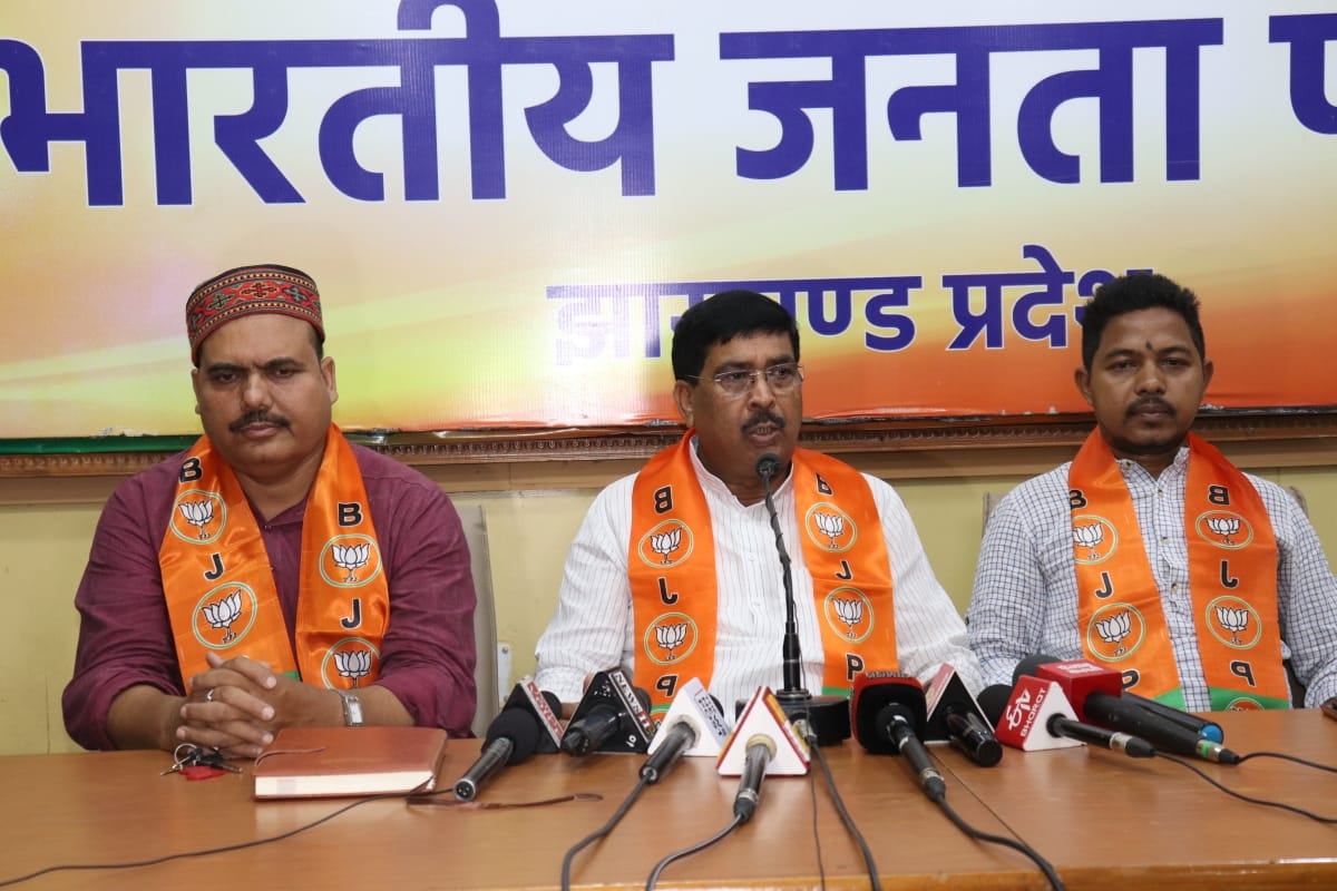 पेट्रोल-डीजल के सस्ता होने पर भाजपा नेताओं ने मोदी सरकार की खूब की प्रशंसा, हेमंत सरकार को जमकर कोसा