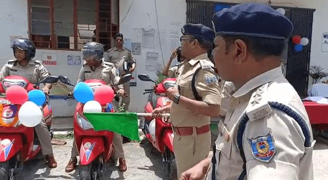 एसपी ने महिला पुलिस कर्मियों के बीच स्कूटी और टैब किया वितरण