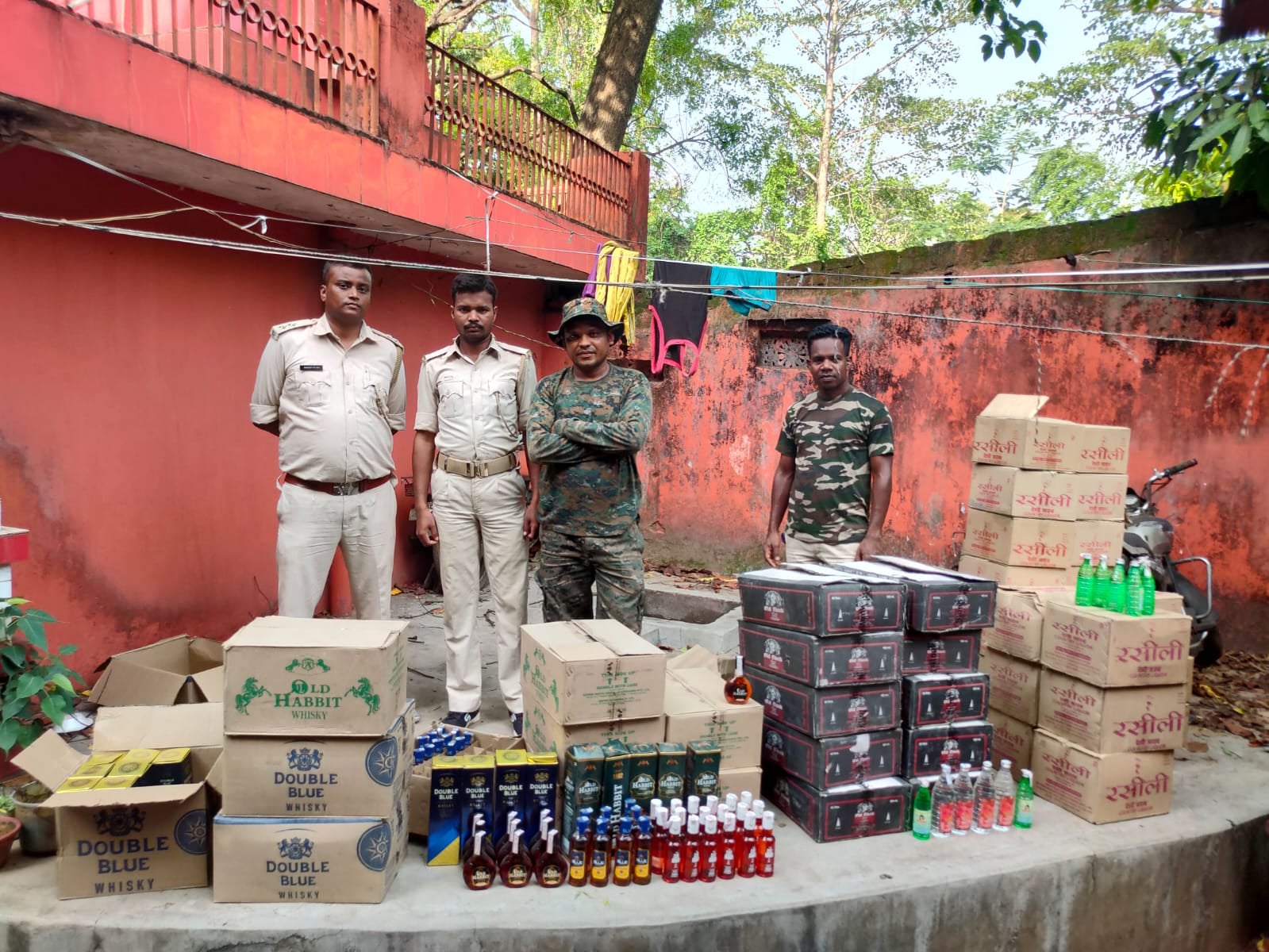 Live Update : जमशेदपुर में अवैध शराब विक्रेताओं के विरुद्ध चलाये गए छापेमारी अभियान में करीब 500 लीटर अवैध शराब जब्त