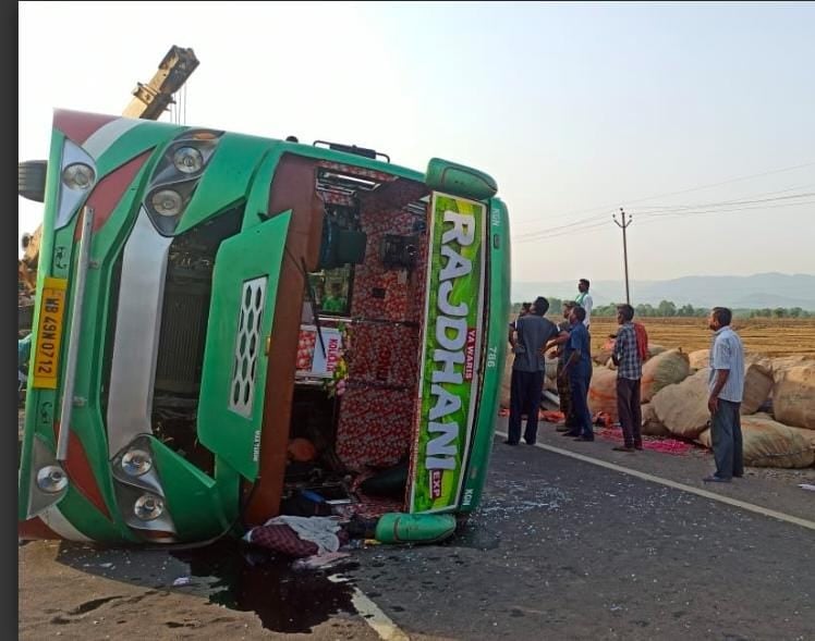 रांची से कोलकाता जाने वाली बस दुर्घटनाग्रस्त,एक की मौत, कई घायल