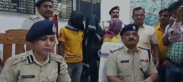 नक्सलियों की तर्ज पर अपराधी वाहनों और मशीनों में आग लगा कर फैला रहे दहशत,  हथियार के साथ तीन गिरफ्तार