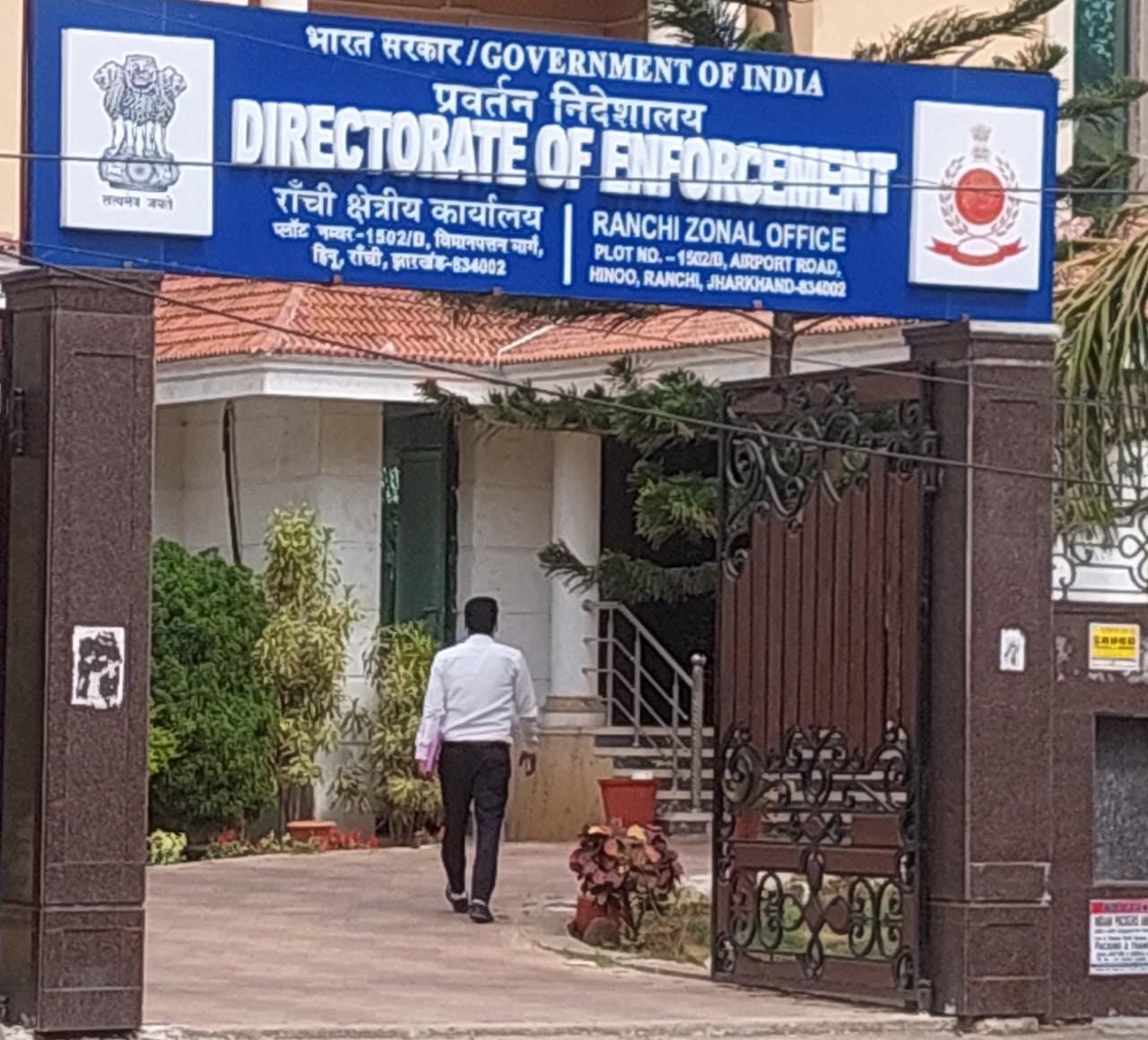 ED RAID: ईडी की एक साथ कई जगहों पर छापेमारी, बढ़ सकती है पूजा की मुश्किलें!