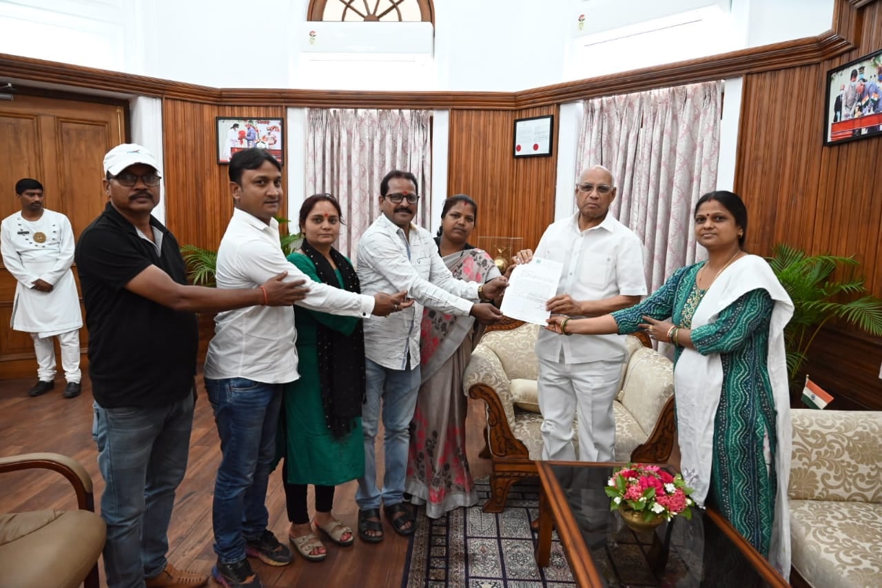 होल्डिंग टैक्स विरोध में राज्यपाल को सौंपा ज्ञापन