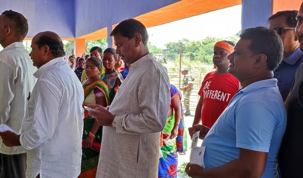 केंद्रीय मंत्री अर्जुन मुंडा ने कतारबद्ध हो कर किया मतदान