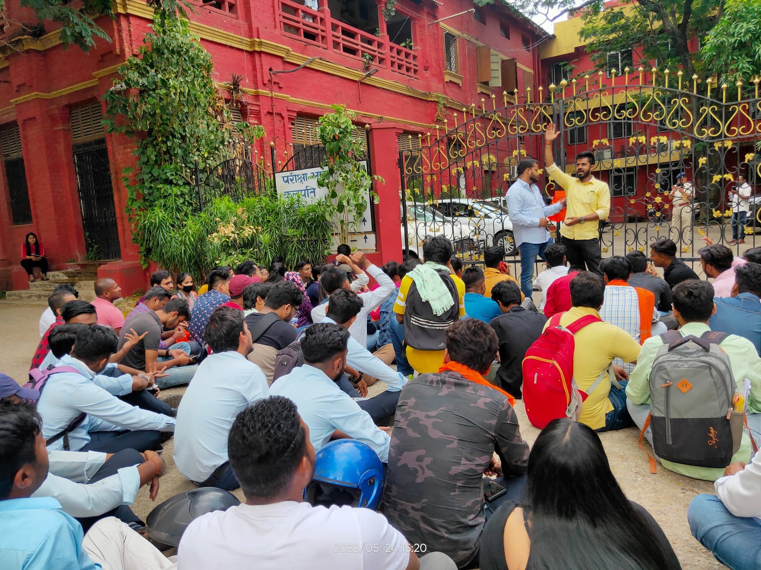 जेनरिक पेपर में सैकड़ों छात्र फेल,  विरोध में ABVP ने विश्वविद्यालय में किया तालाबंदी