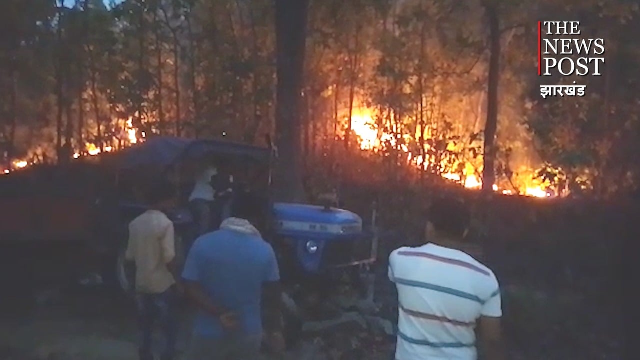 बिजली के खंभे टकराया  ट्रैक्टर,  आग लगने से मौके पर ही चालक की मौत