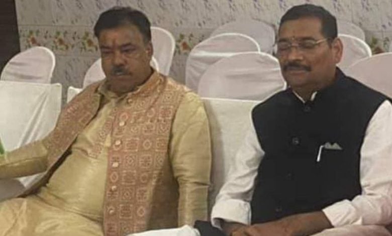 साहेबगंज डीएमओ के साथ वायरल फोटो के खिलाफ भाजपा अध्यक्ष ने थाने में दर्ज कराया एफआईआर