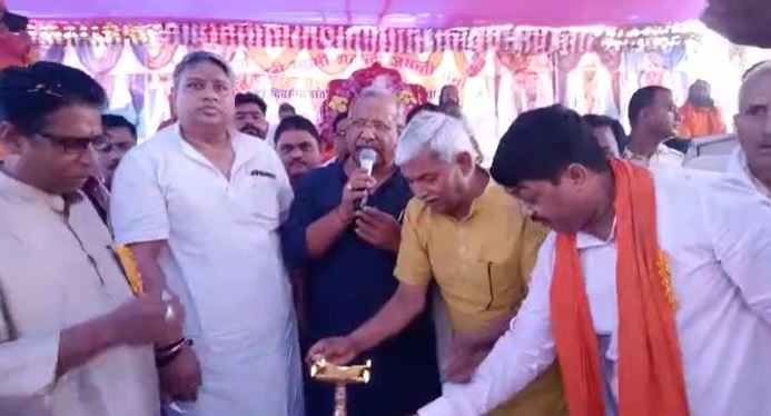 मंच टूटने पर बाल-बाल बचे डिप्टी सीएम तारकिशोर प्रसाद, जदयू जिलाध्यक्ष का पैर टूटा