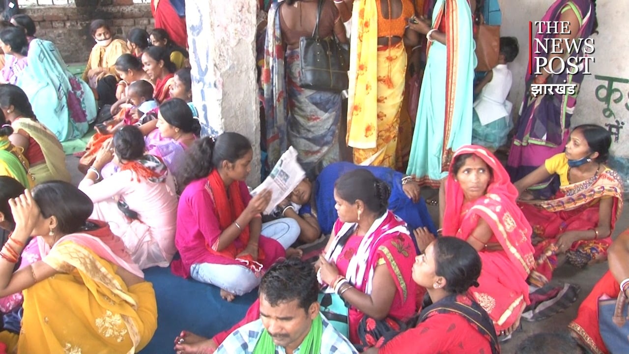 जमीन के लिए अनशन पर बैठे परिवार के मुखिया की हालत बिगड़ी, अस्पताल में भर्ती