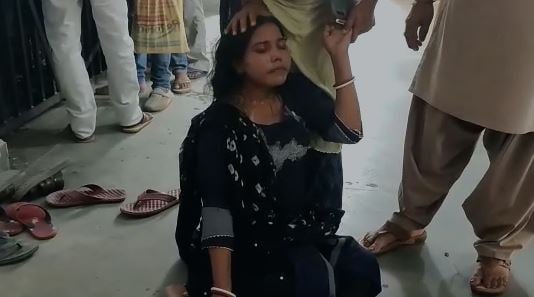 इश्क :  शादी के बीस साल बाद चढ़ा प्यार का बुखार, चार बच्चों और पति को छोड़ भागी प्रेमी के साथ