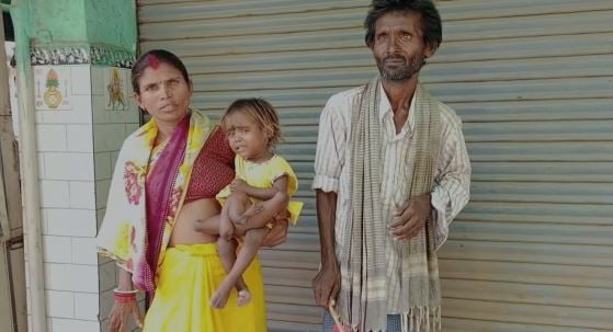 कुदरत का करिश्मा : चार हाथ और चार पैर वाली नन्हीं बच्ची को देखने के लिए उमड़ रही भीड़