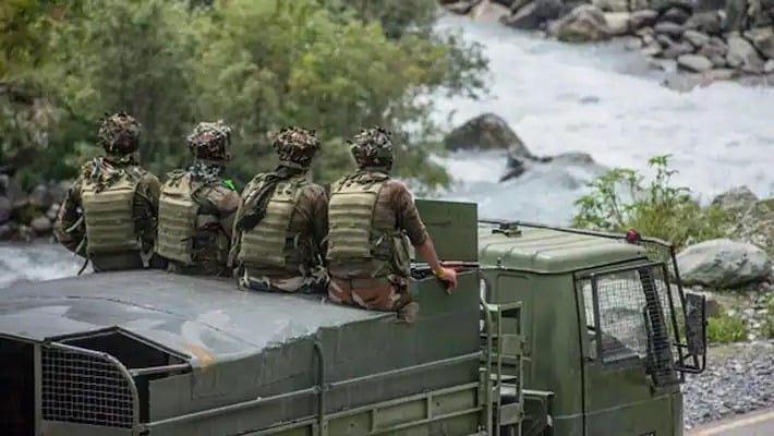 बड़ा हादसा : 26 जवानों से भरी बस नदी में गिरी, सात की मौत, कई घायल