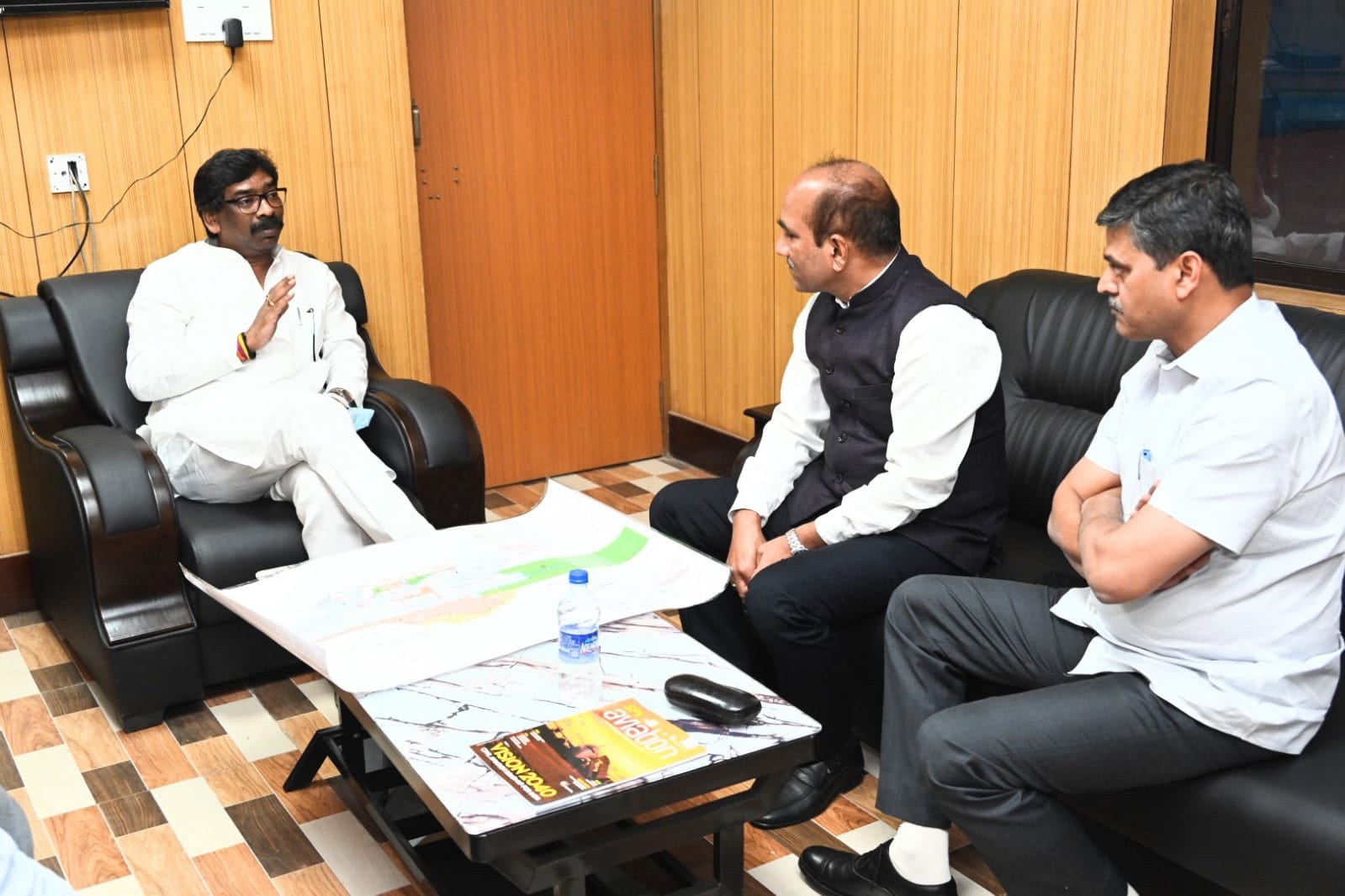 एयरपोर्ट ऑथरिटी के चेयरमैन सीएम हेमंत से मिलें, देवघर हवाई अड्डा पर हुई चर्चा