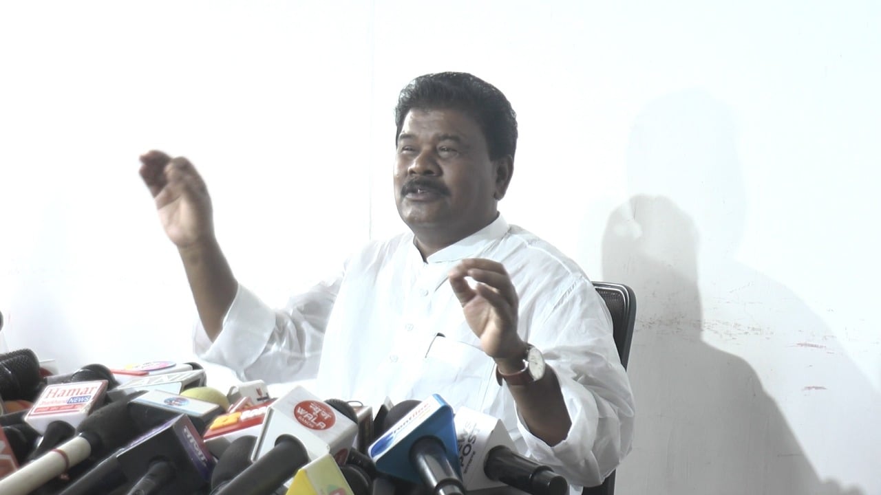 सीबीआई रेड पर बिफड़े बंधु, बोले - जांच मेंं जो भी मिला, उसे सार्वजनिक करें एजेंसी