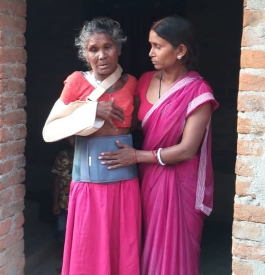 जंगल में लकड़ी चुन रही महिलाओं को हाथी ने दौड़ाया, हमले में एक महिला घायल