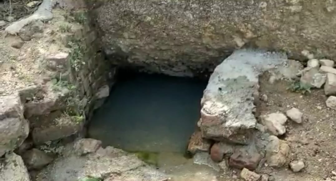 पहाड़ी क्षेत्रों में  पानी की किल्लत से ग्रामीण परेशान , चुआं के पानी से बुझा रहे प्यास