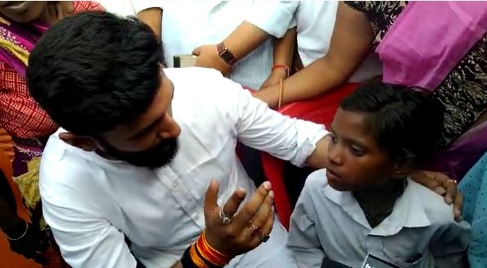 हौसले को मिली उड़ान : एक पैर से स्कूल जाने वाली छात्रा से मिलें सांसद चिराग, पढ़ाई और इलाज के लिए दी आर्थिक मदद