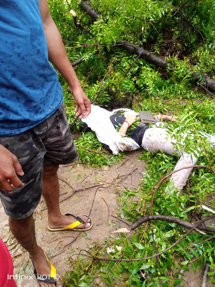 आंधी-तुफान का कहर : जिस पेड़ के नीचे जान बचाने के लिए खड़ी थी, उसी पेड़ के नीचे दबने से हुई मौत