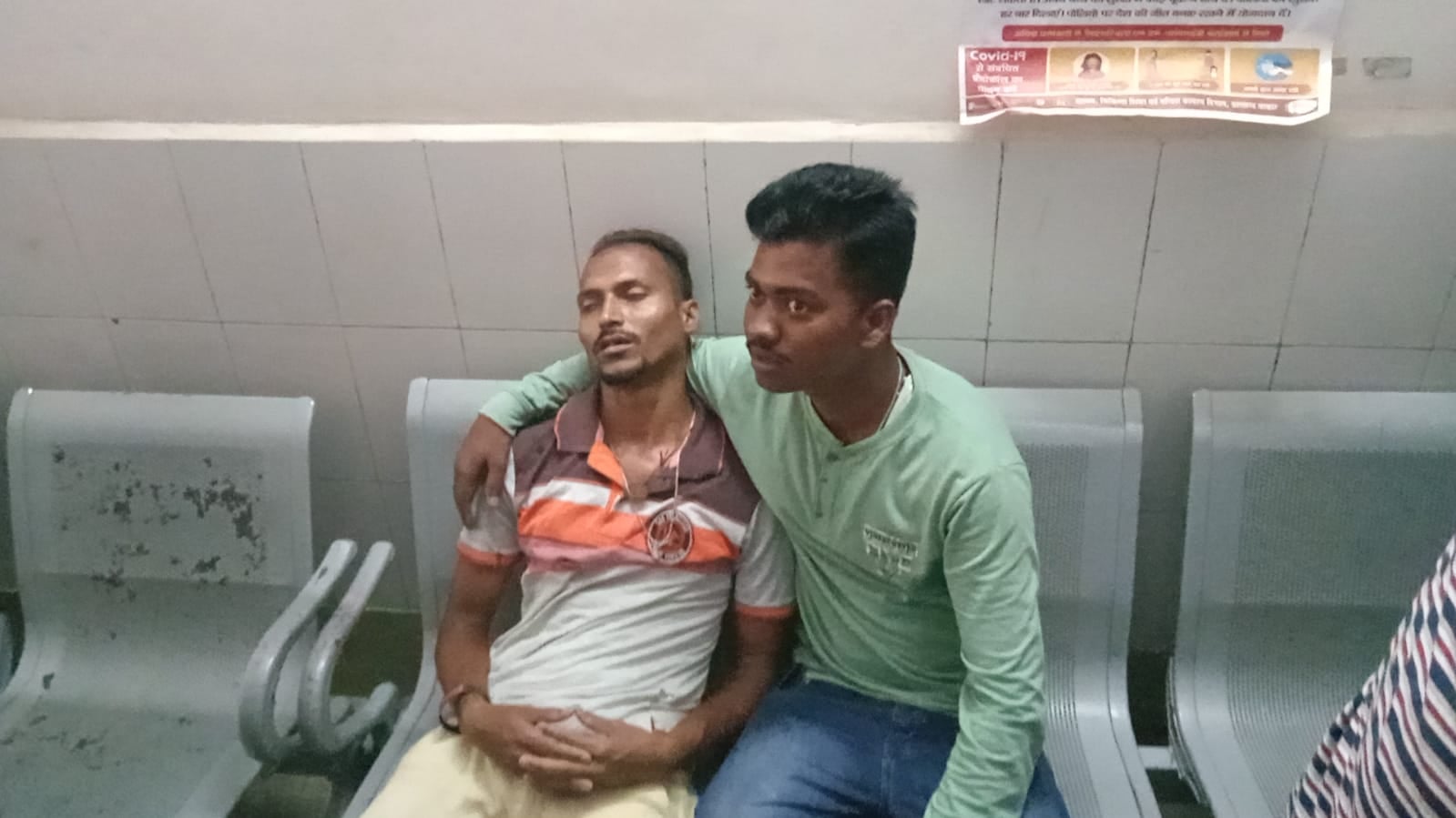 क्रिकेट मैच में कैच पकड़ने के दौरान टकराए दो खिलाड़ी , दोनों गंभीर