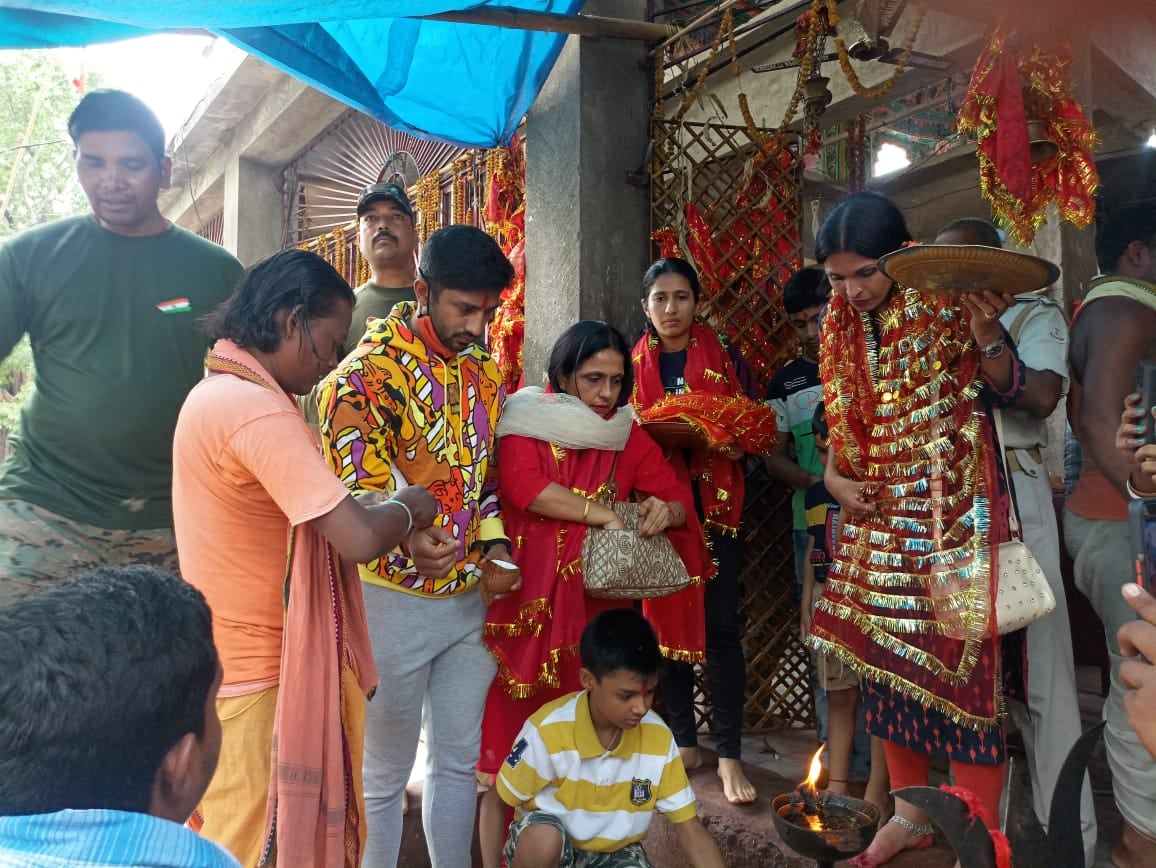 दिउड़ी मंदिर में क्रिकेटर राहुल त्रिपाठी ने की पूजा-् अर्चना