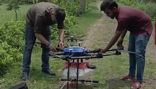 युवा इंजीनियर ने किसानों के लिए बनाया खास ड्रोन, महज कुछ मिनटों में होगा कई दिनों का काम
