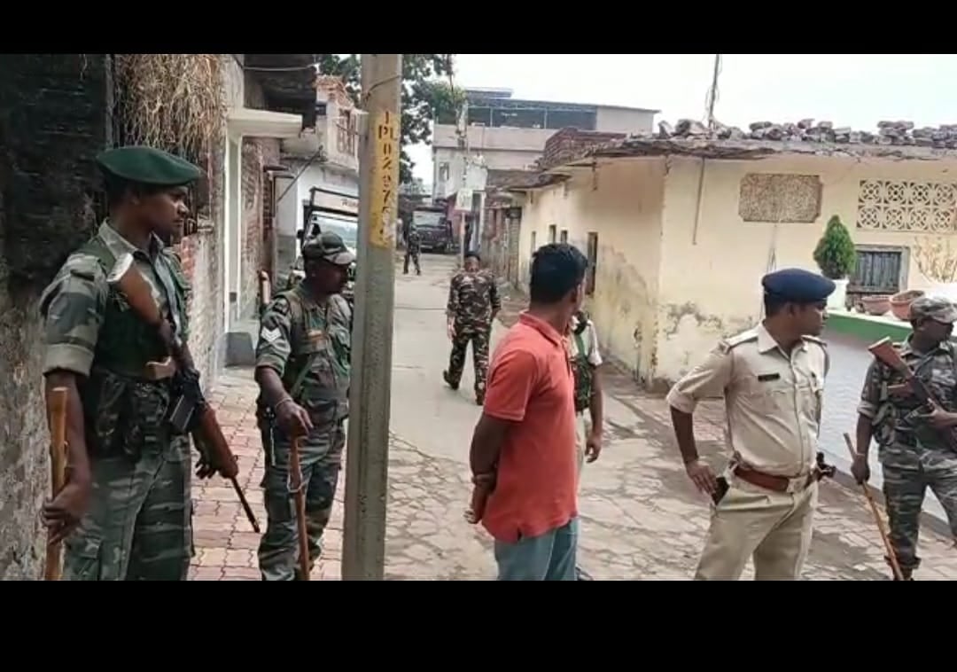 BIG BREAKING :वासेपुर के गैंगस्टर प्रिंस खान के घर कुर्की  के लिए पहुंची पुलिस